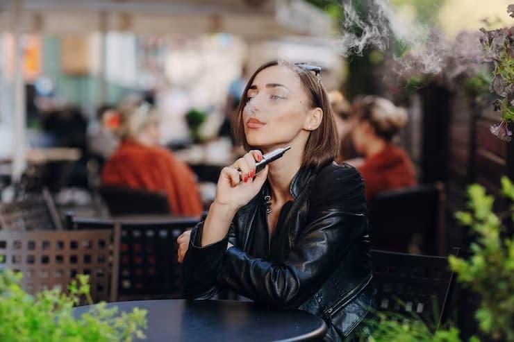 Discover Vape Shop's Rechargeable E Cigarette Starter Kit for Ultimate Vaping Experience