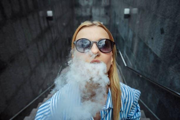 Jednorázová E-cigareta and is e cigarette allowed in international flight explained with packing tips and airline rules