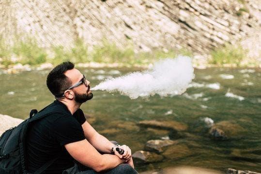Blending bóng đá xôi lạc passion with modern vaping and practical accessoires pour e-cigarette selection